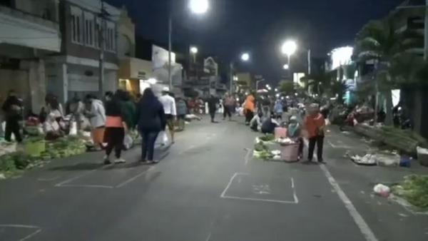 Pasar subuh di Kota Salatiga, Jateng, di Jalan Jenderal Sudirman. (Foto: iNews/Lurisa Lulu)