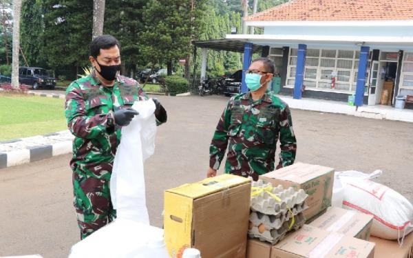 Perwira Prajurit Karier TNI AU 1995 (Pakar 95) menyalurkan bantuan alat pelindung diri (APD) dan sembako ke RSAU Esnawan Antariksa di Halim Perdanakusuma, Jakarta, Jumat (9/5/2020). (Foto: Istimewa)