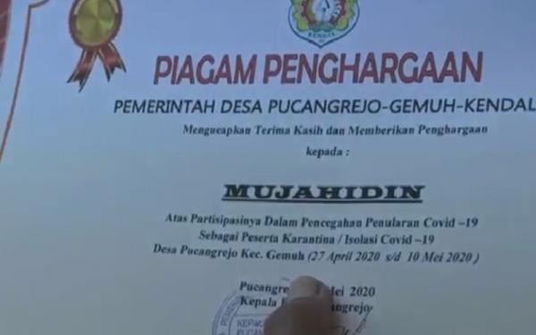 Piagam penghargaan bagi pemudik di Kendal yang telah dikarantina (Foto: iNews/Eddie Prayitno)
