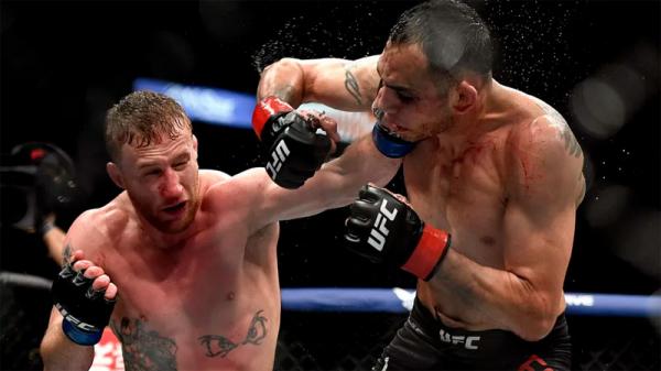 Justin Gaethje mendaratkan pukulan ke wajah Tony Ferguson pada UFC 249 di Florida, Amerika Serikat (AS), Minggu (10/5/2020) siang WIB.  (Foto: MMA Mania)