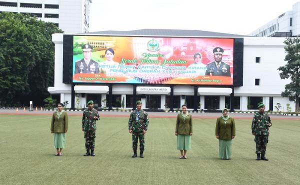 Mayjen TNI Joppye Onesimus Wayangkau dan Mayjen TNI Ali Hamdan Bogra berfoto bersama KSAD Jenderal Andika Perkasa. (Foto: Dispenad)