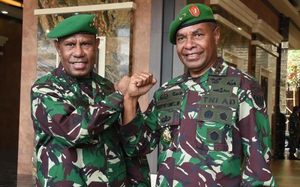 Dua putra terbaik Papua, Mayjen TNI Joppye Onesimus Wayangkau dilantik sebagai Danpusterad dan Mayjen TNI Ali Hamdan Bogra sebagai Pangdam XVIII/Kasuari. (Foto: Dispenad)