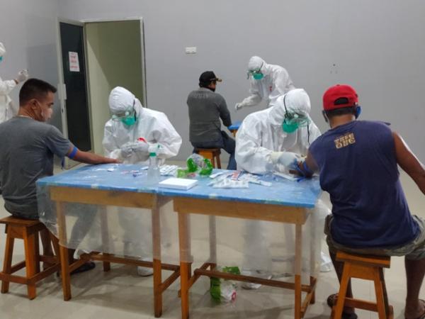 Anak Buah Kapal Langsung di Rapid Test di Pelabuhan
