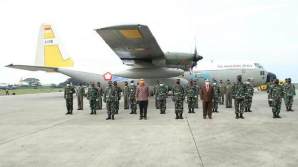 TNI mengirimkan bantuan kemanusiaan sebanyak 12,9 ton berupa bahan makanan dan minuman serta sejumlah barang lainnya ke Fiji. (Foto: Puspen TNI).