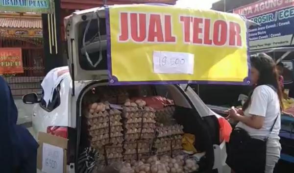 Telur infertil dijual bebas di komplek Pasar Wage, Banyumas. (Foto: iNews/Saladin Ayyubi)