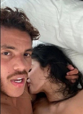 Mantan pemain Barcelona Jonathan dos Santos (kanan) berfoto tanpa busana bersama model seksi bernama Amanda Trivizas. (Foto: Instagram @@jona2santos)