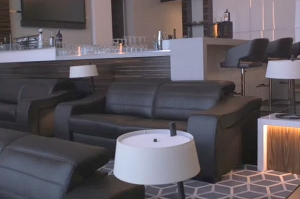 Bar pribadi di ruang kerja Dana White (Foto: The Sun)