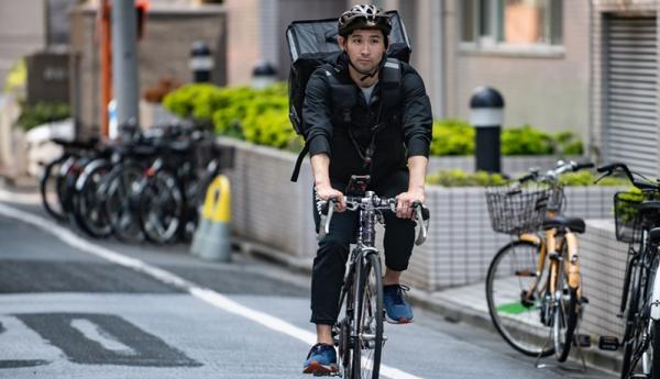 Kegiatan Ryo Miyake ketika mengantarkan makanan (Foto: RTE)