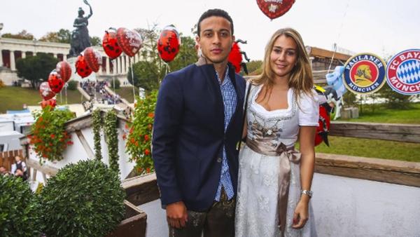 Thiago Istri Thiago Alcantara dengan istrinya, Julia Vigas. (Foto: .t-online.de)
