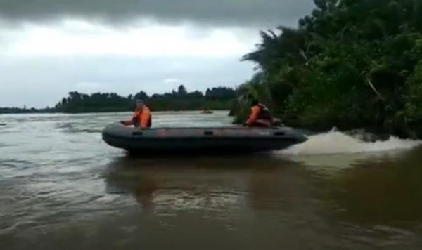 Tim SAR Konawe menyisir Sungai Pohara lokasi tenggelamnya bocah berusia lima tahun. (Foto: iNews/Febriyono Tamenk)