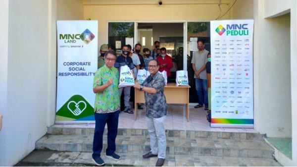 Komisaris Utama MNC Land Budi Rustanto menyerahkan bantuan kepada warga. (Foto: MNC Media).