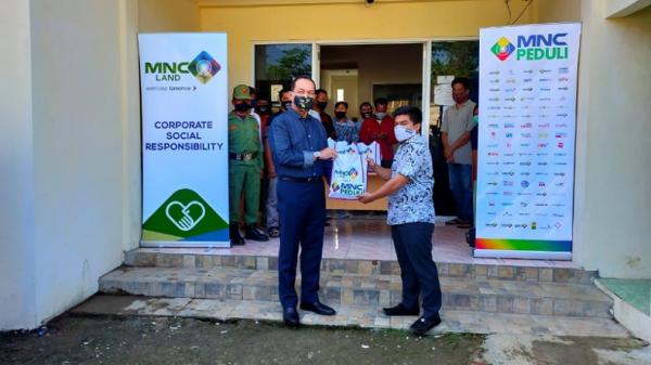 Ketua MNC Peduli Syafril Nasution menyerahkan sembako ke penerima manfaat. (Foto: MNC Media).