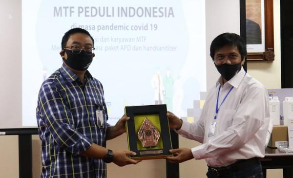 Direktur Utama MTF Arya Suprihadi saat menyerahkan bantuan yang diterima Wakil Rektor Bidang Riset dan Inovasi Universitas Indonesia Profesor Dr Abdul Haris di Universitas Indonesia, Depok, pada 15 Mei 2020. (Foto: MTF)