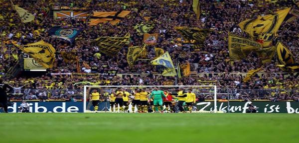 Borussia Dortmund tampil di depan publik Signal Iduna Park (foto: 90min)