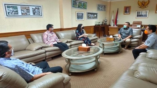 Ketua DPW PPP Sulsel Bagikan Paket sembako ke Warga Pangkep (foto ady/iNews)