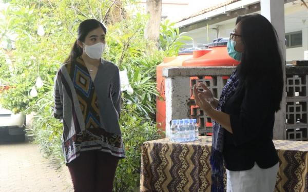 Ketua MNC Peduli, Jessica Tanoesoedibjo berbincang dengan pimpinan Panti Werdha Melania, Irmina Titi, Pademangan, Jakarta, Kamis (14/5/2020). (Foto: MNC Peduli)