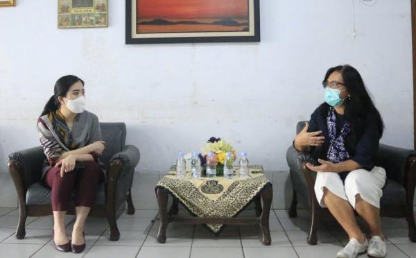 Ketua MNC Peduli, Jessica Tanoesoedibjo berbincang dengan pimpinan Panti Werdha Melania, Irmina Titi, Pademangan, Jakarta, Kamis (14/5/2020). (Foto: MNC Peduli)