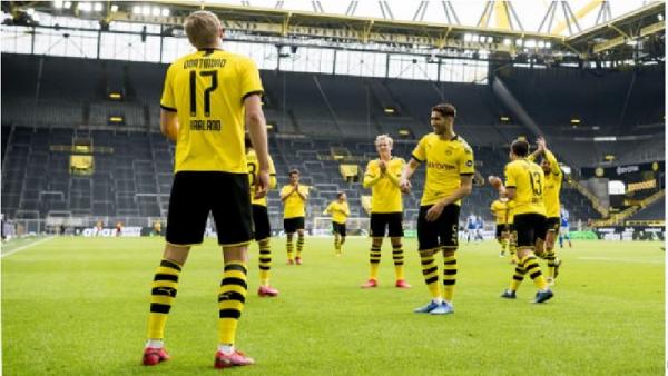 Selebrasi gol Social Distancing ala Erling Haaland saat Borussia Dortmund menang 4-0 atas Schalke (foto: Yahoo sports)