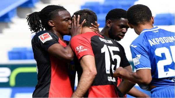 Pemain Borussia Monchengladbach, Marcus Thuram, mencium rekannya saat merayakan gol (foto: The Sun)