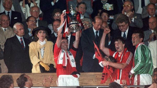 MU Piala FA 1990 Kapten Manchester United Bryan Robson mengangkat trofi Piala FA 1990. (Foto: BT Sport)