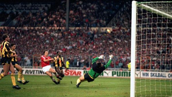 MU Piala FA 1990 lagi Gol Lee Andrew Martin memastikan kemenangan 1-0 Manchester United atas Crystal Palace pada replay final Piala FA di Wembley, 17 Mei 1990. (Foto: BT Sport)
