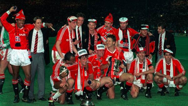 MU Piala FA 1990 lagi 2 Pasukan Manchester United merayakan sukses menjuarai Piala FA 1990 di Stadion Wembley, 17 Mei 1990. (Foto: BT Sport)