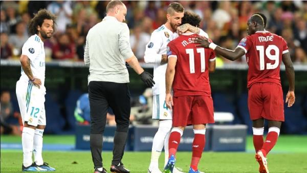 Mohamed Salah tak bisa melanjutkan pertandingan saat Liverpool jumpa Real Madrid di final Liga Champions 2017/2018 (foto: Skysports)