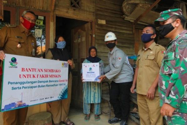 18 Wali Kota Pekanbaru2 Wali Kota Pekanbaru Firdaus menyerahkan bantuan program CSR PT PJB UBJOM PLTU Tenayan. (Foto: istimewa)