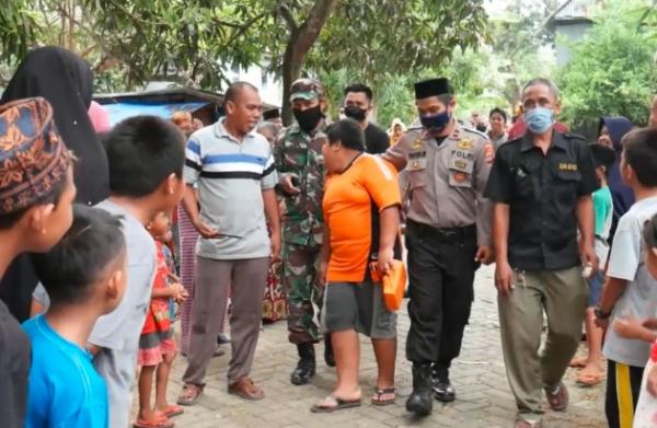 Rizal (12) bocah penjual jalangkote yang di-bully sekelompok pemuda di Pangkep disambut sukacita warga sepulangnya dari kantor polisi. (Foto: iNews/Saharuddin)