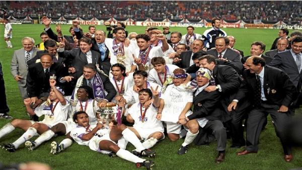 Vicente Del Bosque membaa Real Madrid meraih trofi Liga Champions (foto: Marca)