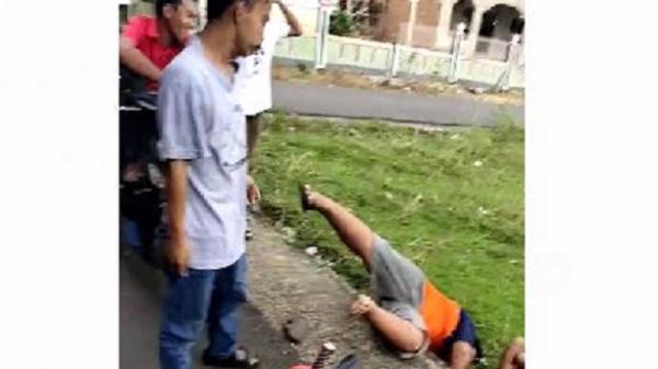 Anak penjual jalangkote jatuh setelah didorong dan dibully oleh sekelompok pemuda. (Foto: IST)