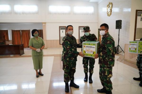 Pangdam XIII Merdeka memberikan Bingkisan Lebaran Pangdam XIII Merdeka memberikan Bingkisan Lebaran ke tenaga medis