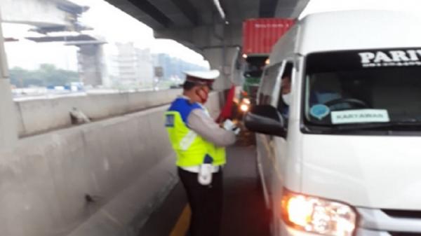 Polisi menindak kendaraan yang mengangkut pemudik di Gerbang Tol Cikarang Barat, Senin (18/5/2020). (Foto: TMC Polda Metro).