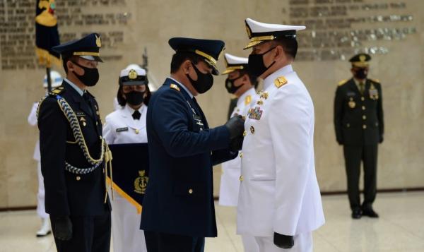 Panglima TNI Marsekal Hadi Tjahjanto meminpin sertijab KSAL dari Laksamana Siwi Sukma Adji kepada penggantinya Laksmana Yudo Margono, Rabu (20/5/2020). (Foto: ist).