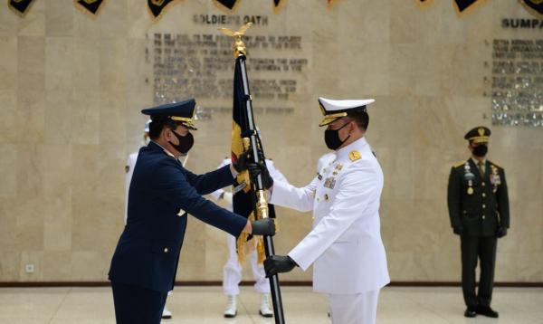 Panglima TNI Marsekal Hadi Tjahjanto meminpin sertijab KSAL dari Laksamana Siwi Sukma Adji kepada penggantinya Laksmana Yudo Margono, Rabu (20/5/2020). (Foto: ist).