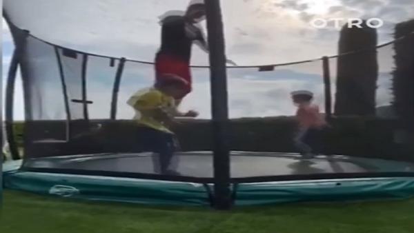 Lionel Messi bermain trampolin bersama dua anaknya (foto: Marca)