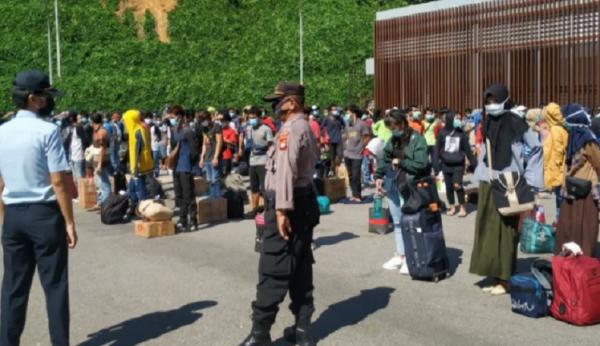Ratusan pekerja migran Indonesia pulang dari Malaysia melalui PLBN Entikong, Kabupaten Sanggau. (Antara)