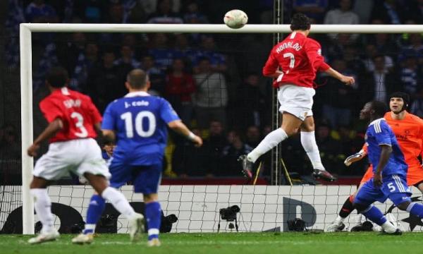 Cristiano Ronaldo mencetak gol ke gawang Chelsea di final Liga Champions 2008 (foto: sportsmole)