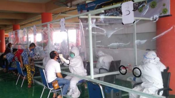 Pedagang Pasar Raya Padang, Sumbar menjalani swab tes (Antara)