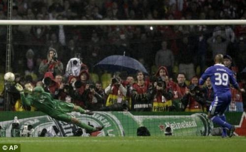 Kiper MU, Edwin van der Sar, menepis tendangan penalti pemain Chelsea, Nicolas Anelka, di final Liga Champions 2008 (foto: Okeone)