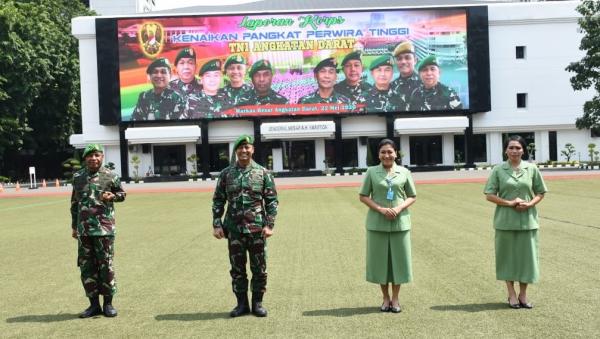 Andika Perkasa 3 Ist KSAD Jenderal TNI Andika Perkasa saat berfoto bersama dengan Danpusterad Letjen TNI Joppye Onesimus Wayangkau di Mabes TNI AD, Jumat (22/5/2020). (Foto: ist)