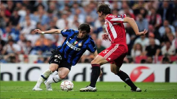 Penyerang Inter Milan, Diego Milito, berusaha mengecoh bek Bayern Munchen, Daniel van Buyten (foto: FIFA)