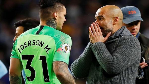 Ederson Moraes dan Pep Guardiola (foto: GiveMeSport)