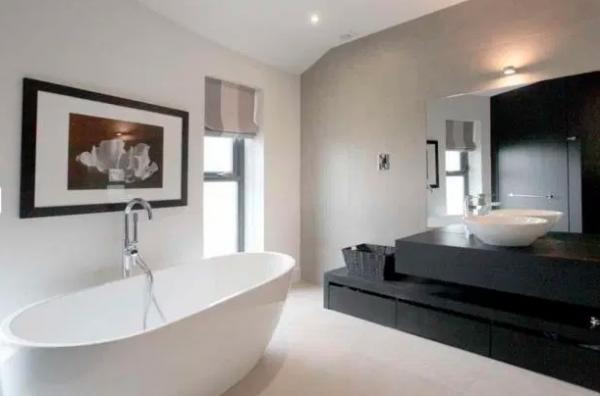 Tampilan salah satu kamar mandi di rumah Paul Pogba. (Foto: The Sun)