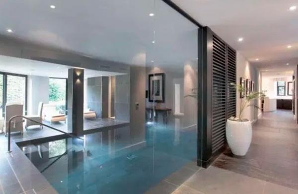 Kolam renang jadi salah satu fasilitas di rumah mewah Paul Pogba. (Foto: The Sun)