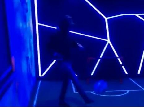 Lapangan indoor Paul Pogba juga dilengkapi lampu LED. (Foto: The Sun)