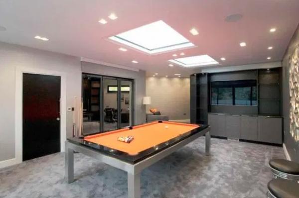 Di dalam rumah Paul Pogba juga terdapat meja biliar. (Foto: The Sun)