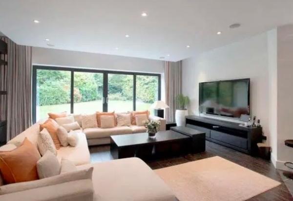 Tampilan ruang keluarga di rumah Paul Pogba. (Foto: The Sun)