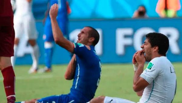 Giorgio Chiellini (kiri) memegang pundaknya usai digigit Luis Suarez pada fase Grup D Piala Dunia 2014 di Brasil.  (Foto: news1.news)
