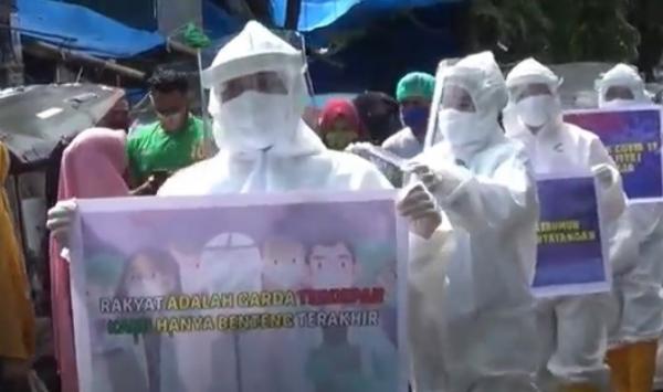 Puluhan perawat Rumah Sakit Batara Siang Kabupaten Pangkep, Sulawesi Selatan longmars ke pasar-pasar tradisional, Sabtu (23/5/2020). (Foto: iNews/Saharuddin)